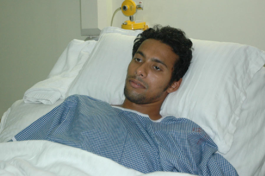 দুর্ঘটনার পর হাসপাতালে বাংলার ক্রিকেটার অভীক চৌধুরী।