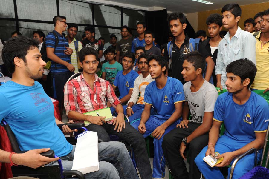 ইডেনে তরুণ ক্রিকেটারদের সঙ্গে অভীক চৌধুরী।