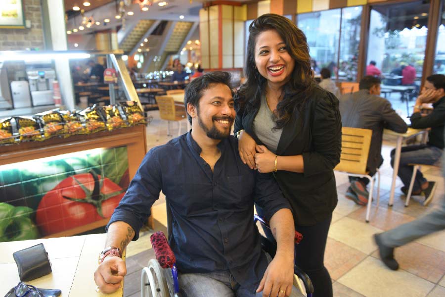 স্ত্রী অলকানন্দার সঙ্গে অভীক চৌধুরী।