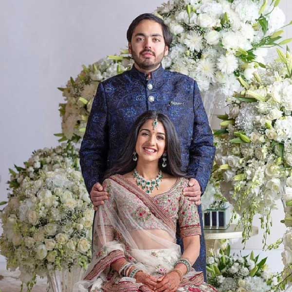 বৃহস্পতিবার অনন্ত এবং তাঁর ছোটবেলার বন্ধু তথা প্রেমিকা রাধিকার ‘রোকা’ অনুষ্ঠান ছিল। পরম্পরা মেনে রাজস্থানের নাথদ্বারায় শ্রীনাথজির মন্দিরে অনন্ত-রাধিকার বাগ্‌দান সম্পন্ন হয়। সেই অনুষ্ঠানের কোনও ছবি প্রথমে প্রকাশ্যে না এলেও পরে একটি সুসজ্জিত মন্দির চত্বরে অনন্ত আর রাধিকার বাগ্‌দানের ছবি প্রকাশ্যে আসে।