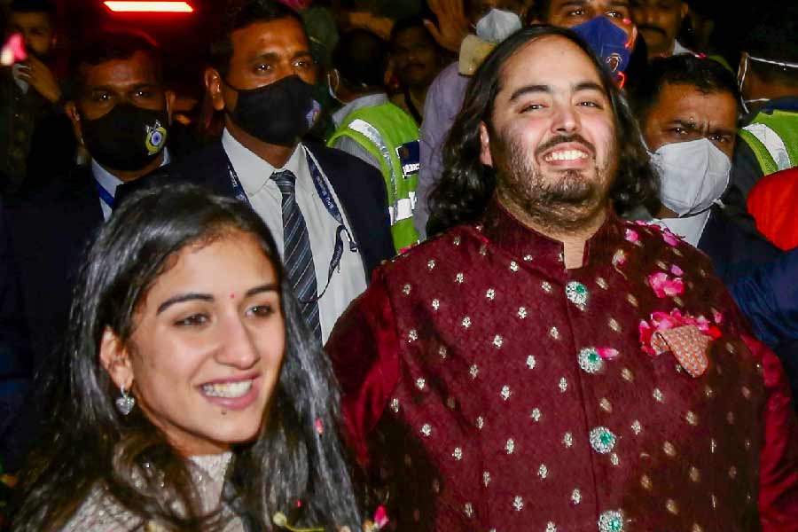 অম্বানীদের পার্টি মানেই এলাহি ব্যাপার। প্রচুর অর্থব্যয়, প্রচুর জাঁকজমক। ঢেলে সাজানো হয়েছিল ‘অ্যান্টিলা’-কেও। কিন্তু যাঁদের জন্য বৃহস্পতিবার রাতে এত ঘটা করে আয়োজন, সেই অনন্ত এবং রাধিকা কিন্তু পার্টিতে ছিলেন সাধারণ বেশভূষাতে।