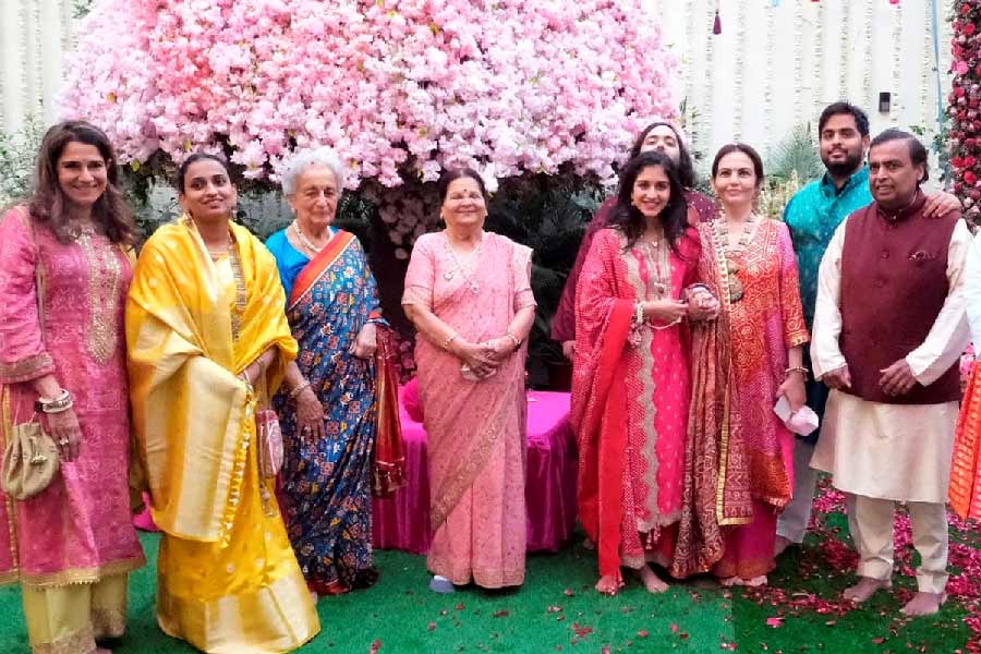 পার্টিতে রাধিকা একটি এমব্রয়ডারি করা গোলাপি রঙের পোশাক পরেছিলেন। অনন্ত পরেছিলেন একটি মেরুন রঙের উপর সাদা প্রিন্ট করা নেহরু-কোট এবং কুর্তা। পাজামাও ছিল মেরুন রঙের। বুকে ছিল পান্নাখচিত বোতাম।