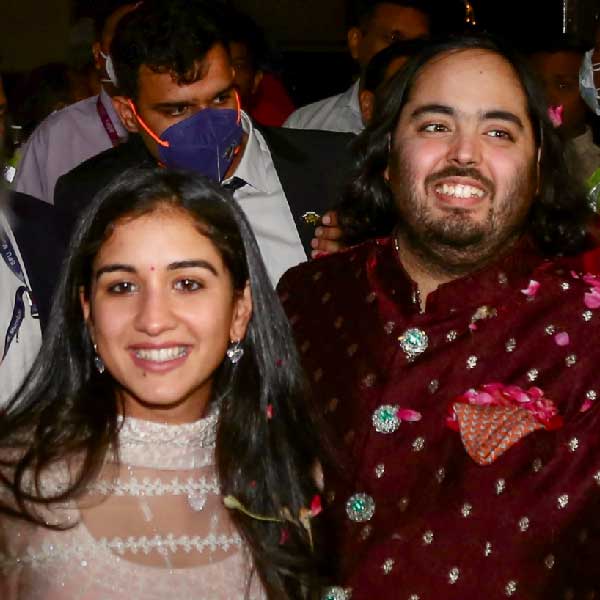 অ্যান্টিলা-র মালিক মুকেশ পরেছিলেন সাদা রঙের সিল্কের পাজামা-পাঞ্জাবি এবং মেরুন রঙের নেহরু কোট। নীতা পরেছিলেন রত্নখচিত চকচকে সবুজ রঙা একটি সালোয়ার-কামিজ।