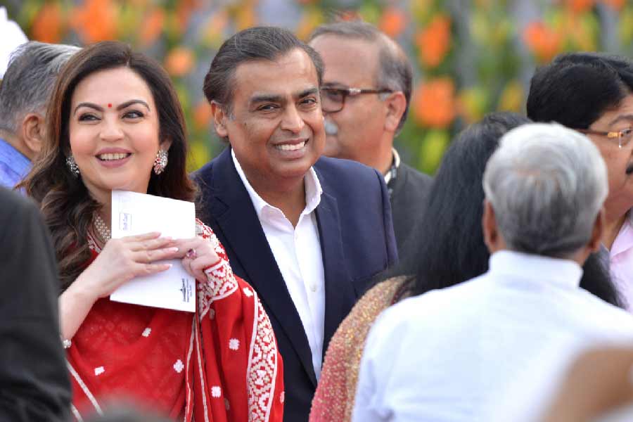 অনন্ত আমেরিকার ব্রাউন ইউনিভার্সিটি থেকে পড়াশোনা করেছেন। রাধিকা পড়েছেন নিউ ইয়র্ক ইউনিভার্সিটিতে। এখন দু’জনেই বাবাদের টুকটাক ব্যবসা সামলান।