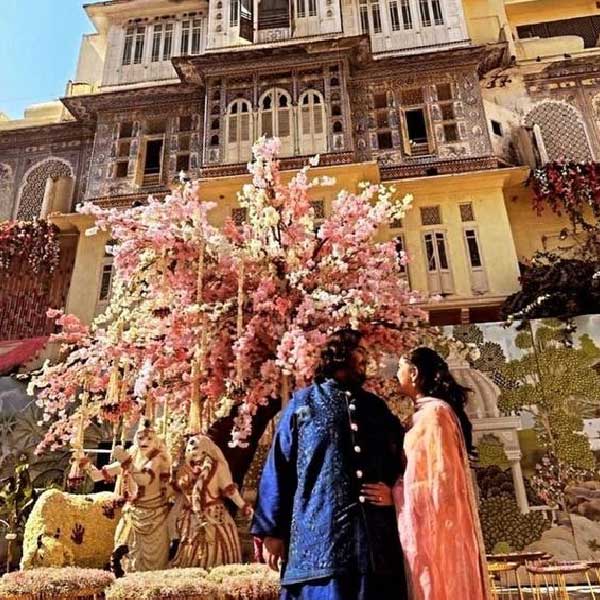 হেন বলিউড তারকা ছিলেন না, যাঁরা অম্বানী-পুত্রের বাগ্‌দান পর্ব উপলক্ষে আয়োজিত পার্টিতে উপস্থিত হননি। স্বামী রণবীর কপূরের হাত ধরে সেই পার্টিতে উপস্থিত হয়েছিলেন সদ্য মা হওয়া আলিয়া ভট্ট। একটি রত্নখচিত হালকা নীল পোশাকে সেই পার্টিতে এসেছিলেন আলিয়া। রণবীর হাজির হয়েছিলেন কালো কুর্তা-পাজামা এবং নেহরু কোট পরে।