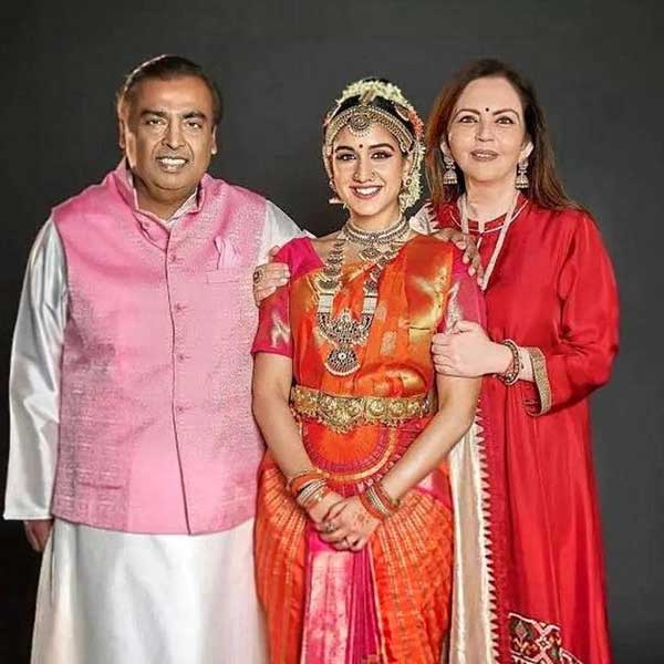 উপস্থিত হয়েছিলেন সলমন খান, রণবীর সিংহ, জাহ্নবী কপূর-সহ অন্যান্য অভিনেতা-অভিনেত্রীও। স্ত্রী সাগরিকা ঘাটগেকে সঙ্গে নিয়ে উপস্থিত হয়েছিলেন প্রাক্তন ভারতীয় ক্রিকেটার জাহির খান।