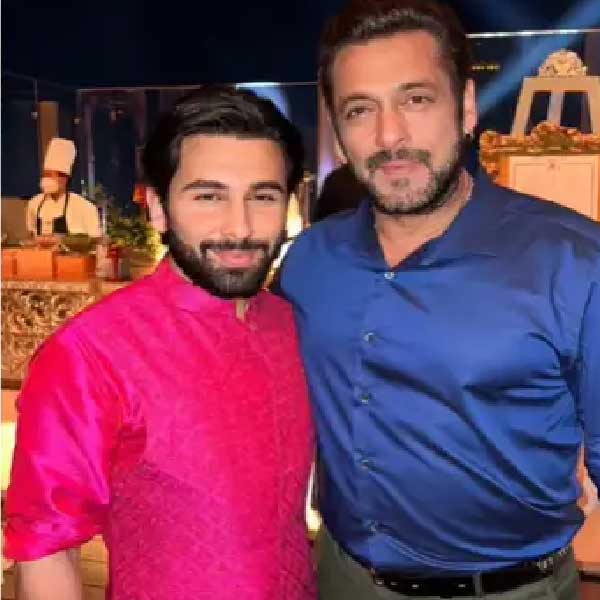 ছোট থেকেই পরস্পরকে চিনতেন রাধিকা এবং অনন্ত। ভাল বন্ধু রাধিকার সঙ্গে অনন্তকে প্রায়ই নানা অনুষ্ঠানে দেখা যেত। তবে অনন্তের সঙ্গে রাধিকার বিয়ের জল্পনা জোরালো হয়েছে প্রিয়ঙ্কা চোপড়া এবং নিক জোনাসের বিয়েতে। জোধপুরে প্রিয়ঙ্কা-নিকের বিয়েতে অম্বানী পরিবারের সঙ্গে উপস্থিত ছিলেন রাধিকাও।