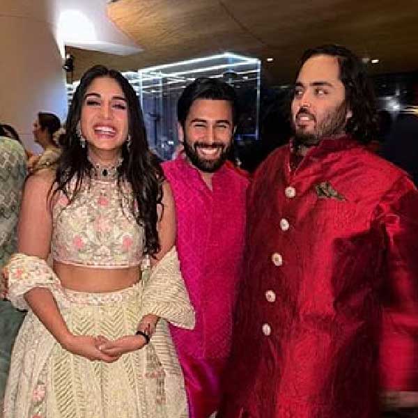 মুম্বইয়ে দীপিকা পাড়ুকোন এবং রণবীরের রিসেশপনেও রাধিকা গিয়েছিলেন অম্বানী পরিবারের সঙ্গেই গিয়েছিলেন।