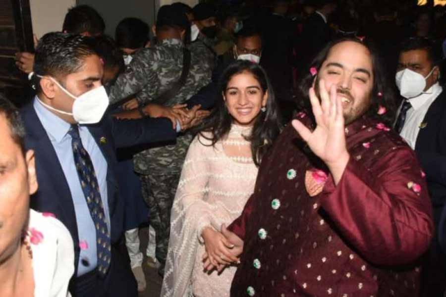 নৃত্যশিল্পী রাধিকাকে বরাবর আগলে আগলেই রেখেছেন নীতা। পৌঁছে গিয়েছেন রাধিকা নৃত্য পরিবেশন করবেন এমন অনুষ্ঠানেও। সেই সব অনুষ্ঠানে মাঝেমধ্যে দেখা গিয়েছে মুকেশকেও। রাধিকার হাত ধরে বার বার ছবিও তুলেছেন নীতা।