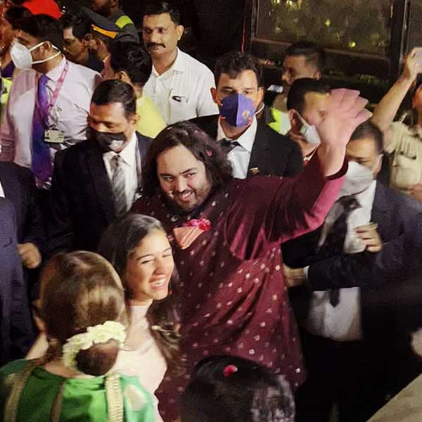 রাধিকার সঙ্গে অনন্তের সম্পর্কের গুঞ্জন শুরু হয় ইন্টারনেটে এই ছবি ভাইরাল হওয়ার পর থেকে। বিদেশের মাটিতে একই পোশাক পরে পরস্পরের দিকে বেশ অন্তরঙ্গ  ভাবেই তাকিয়ে থাকতে দেখা গিয়েছিল যুগলকে।