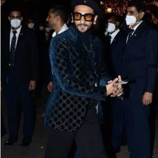 ৪ বছর ধরে চলা সম্পর্কের গুঞ্জনকে সত্যি করে বৃহস্পতিবার বাগ্‌দা‌ন পর্ব সেরে নিলেন অনন্ত এবং রাধিকা। যদিও এখনও তাঁদের বিয়ের দিনক্ষণ ঠিক হয়নি।