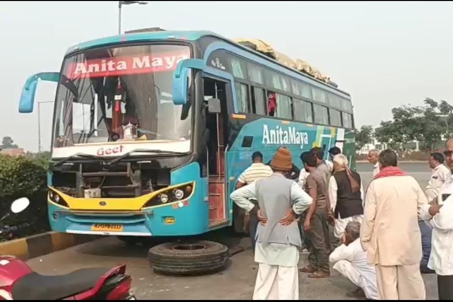 গঙ্গাসাগর যাওয়ার পথে দাদপুরে দুর্ঘটনার কবলে পড়ল বাস।