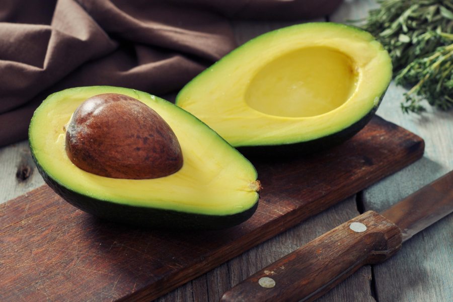 মাথার ত্বক পরিষ্কার রাখতেও অ্যাভোকাডোর জুড়ি মেলা ভার।