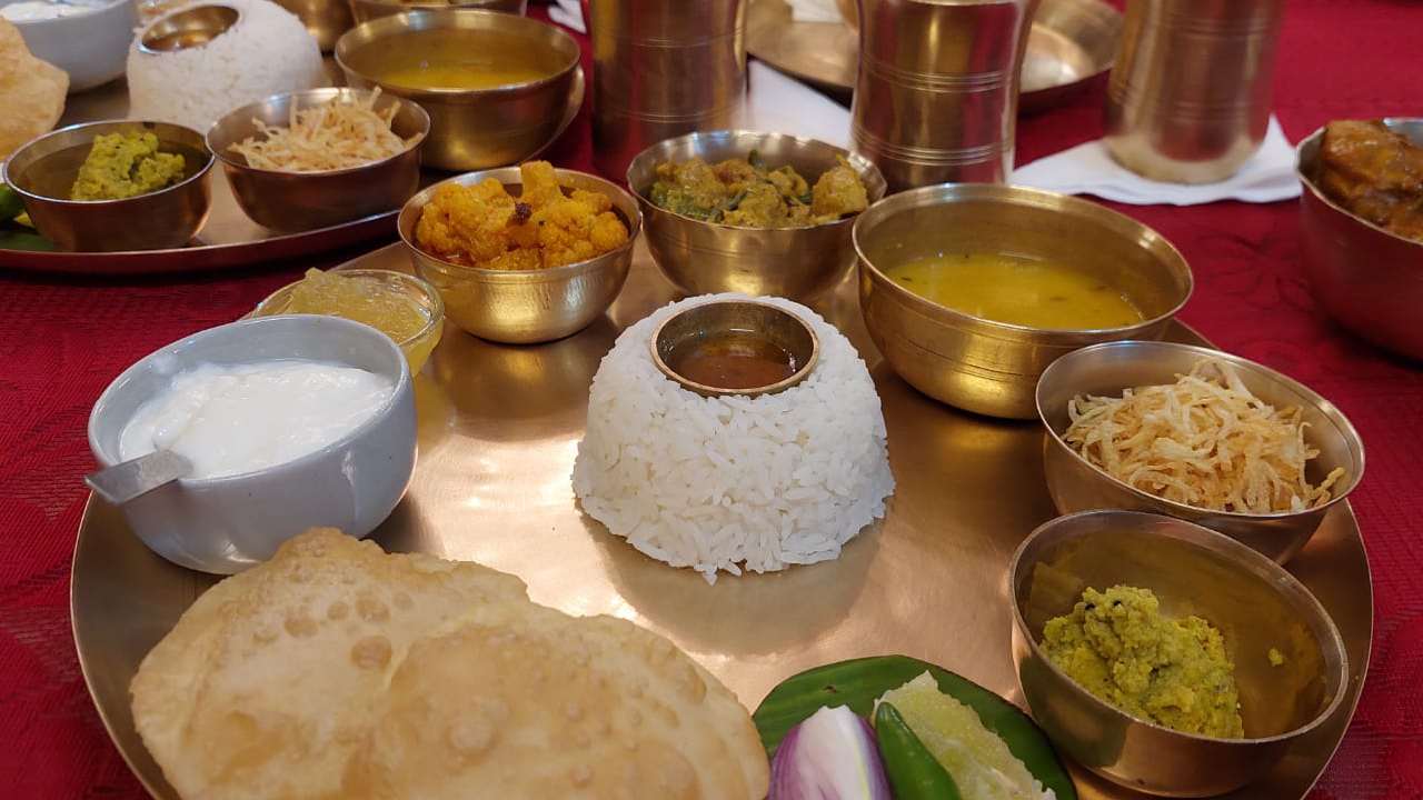 রাজবাড়িতে খাওয়াদাওয়ার ব্যবস্থাও রাজকীয়। বিভিন্ন বাঙালি পদ পাওয়া যায় এখানে।