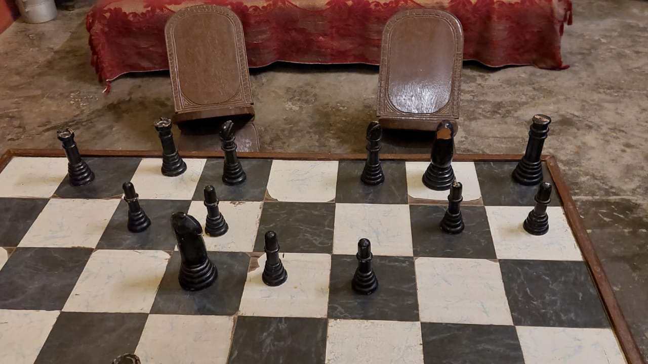 রাজবাড়িতে রয়েছে দাবা, ব্যাডমিন্টনের মতো বিভিন্ন খেলার ব্যবস্থা।