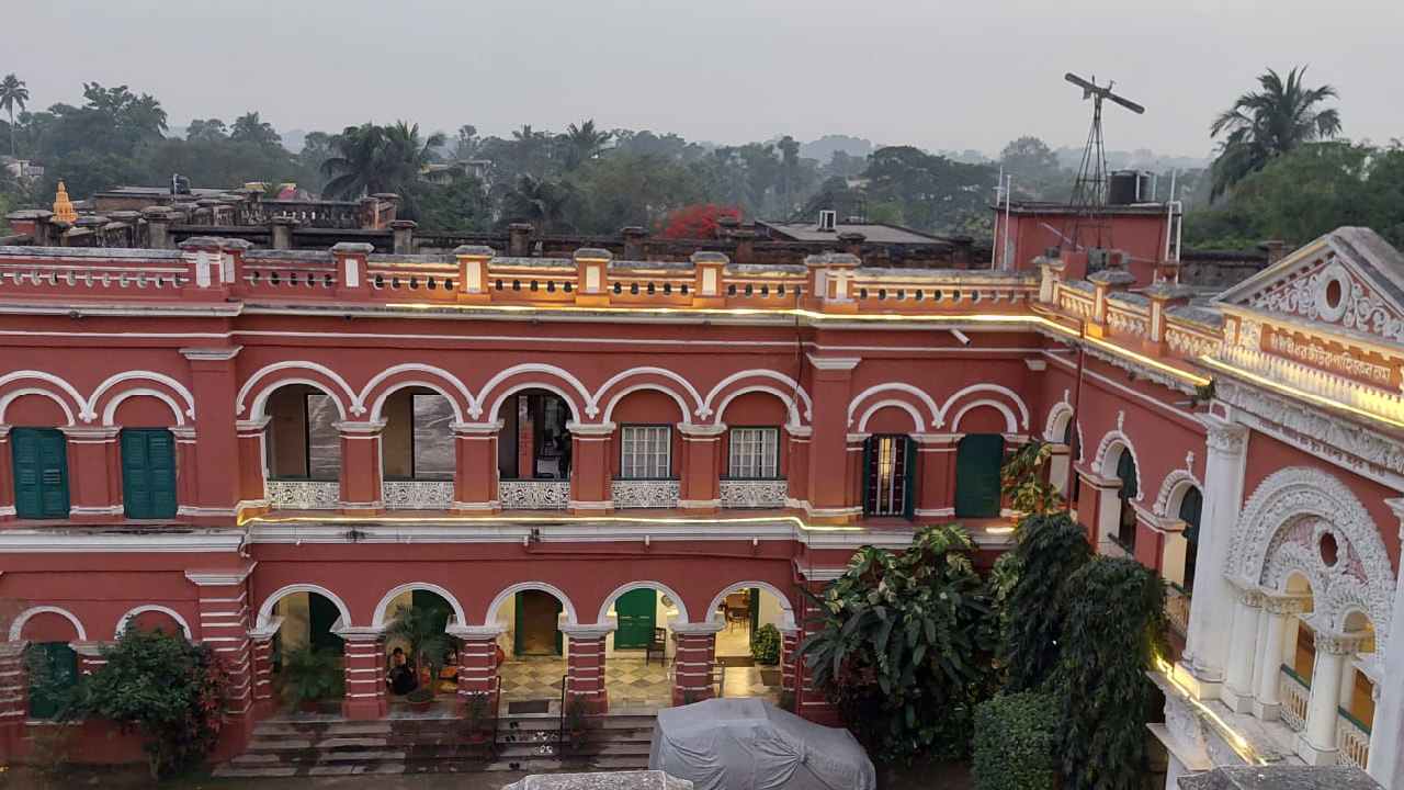 সোনাক্ষী সিংহ আর রণবীর সিংহের ‘লুটেরা’ ছবির শুটিং এই বাড়িতেই হয়েছিল। এ বাড়ির বিশাল ছাদও বড় মনোরম।