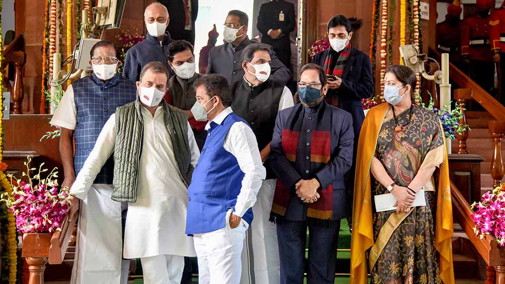 বাজেট অধিবেশনের প্রথম দিনে সংসদ ভবনের প্রবেশ পথে দাঁড়িয়ে কংগ্রেস সাংসদ রাহুল গান্ধী, কেন্দ্রীয় মন্ত্রী মুখতার আব্বাস নকভি, স্মৃতি ইরানি-সহ অন্যান্যরা। সোমবার নয়াদিল্লিতে। 