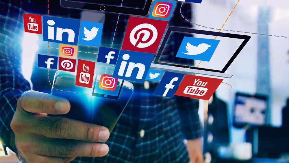 টেলিভিশনের দৌলতে অনায়াসেই চেনা মুখ হয়ে ওঠেন প্রতীক। বাড়তে থাকে অনুরাগীর সংখ্যা।   