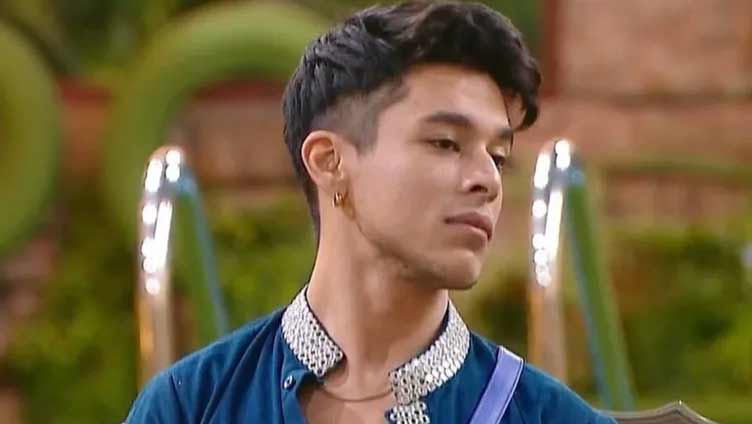 কিন্তু তাতে কী! অনুষ্ঠান শেষ হতেই আলোচনার কেন্দ্রে প্রতীক। সহকর্মী-অনুরাগীরা ভালবাসায় ভরিয়ে দিচ্ছেন ২৮ বছর বয়সি যুবককে।