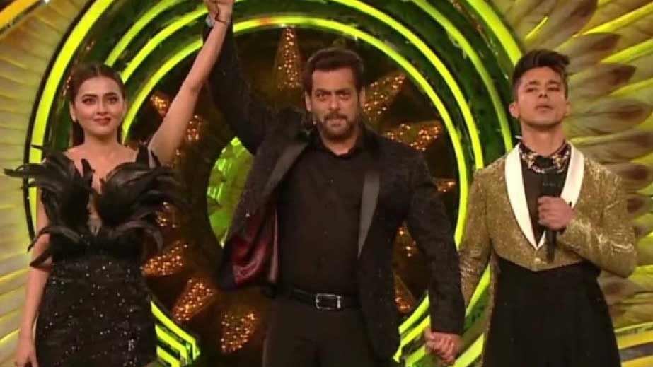 ‘বিগ বস ১৫’-র চূড়ান্ত ফল ঘোষণা হল। বিজয়ীর শিরোপা পেলেন অভিনেত্রী তেজস্বী প্রকাশ। ‘রানার আপ’-এর তকমা নিয়ে খুশি থাকতে হল প্রতীককে।   