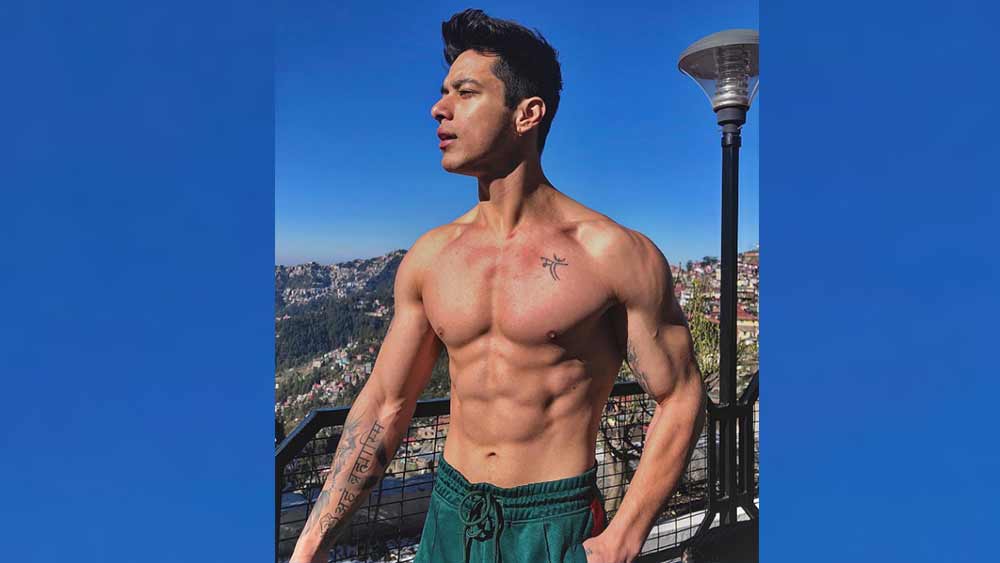 ইন্ডাস্ট্রিতে নেই ‘গডফাদার’। নামের পিছনে নেই খান-কপূরের মতো পদবী। সহজে খ্যাতি পাওয়ার কোনও উপকরণ ছাড়াই  বছর আঠাশের এক যুবক ‘ট্রেন্ডিং’।