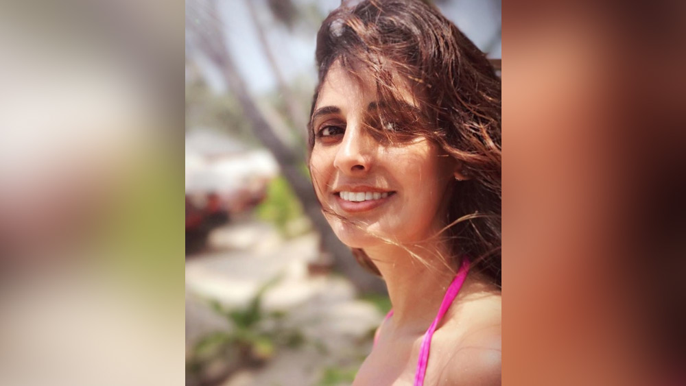 কর্ণের অণুরোধে তাঁর অনুষ্ঠান দেখার জন্য থেকে যান ‘রং দে বাসন্তী’-র অভিনেতা। আলাপ হয় শ্বেতার তুতো বোনের সঙ্গে।