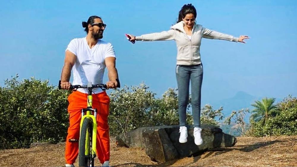 এর পর একই বিমানে মুম্বই ফিরেছিলেন তাঁরা। কুণালের যদিও অন্য একটি বিমানে আসার কথা ছিল। কিন্তু নয়নার সঙ্গে সময় কাটানোর রাস্তা খুঁজে নিয়েছিলেন নায়ক।