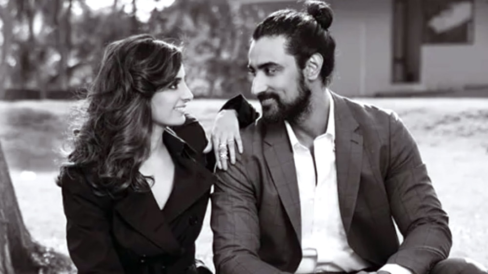 প্রচারের আলো থেকে দূরে থাকতে ভালবাসেন দু’জনেই। পাপারাৎজিদের ক্যামেরার ঝলকানি থেকে সযত্নে আড়ালে রেখেছেন নিজেদের।