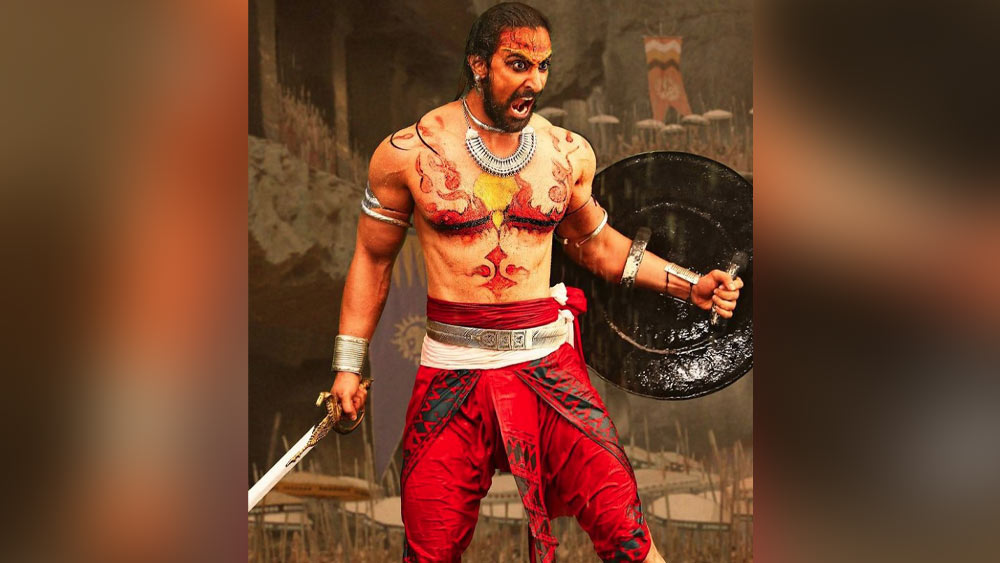 কুণালের ঘনিষ্ঠ বন্ধু হৃতিক রোশন শুভেচ্ছা জানিয়ে লিখেছেন, ‘হৃতিক মাচুর তরফ থেকে’। সঙ্গে একগুচ্ছ হৃদয়ের ইমোজি। শুভেচ্ছা জানিয়েছেন হৃতিকের প্রাক্তন স্ত্রী সুজান খানও। তিনি লিখেছেন, কুণাল ও নয়না খুব ভাল বাবা মা হবেন। কমেন্ট করেছেন নয়নার তুতো বোন শ্বেতা বচ্চনও। নিজের ব্লগে পরিবারে নতুন সদস‍্য আসার কথা জানিয়েছেন অমিতাভও।