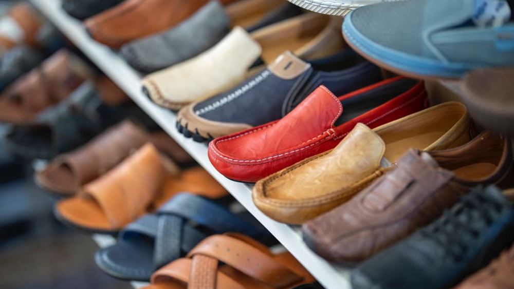 সস্তা হচ্ছে চামড়াজাত দ্রব্য। ফলে দাম কমবে চামড়ার জুতো, চামড়ার ব্যাগ, বেল্ট ইত্যাদির। 