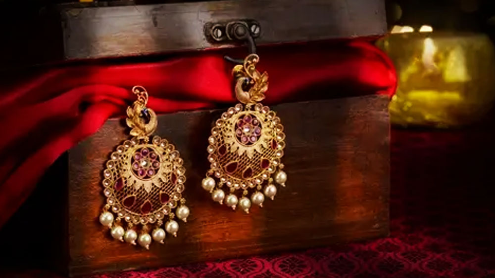 দাম বেড়েছে ইমিটেশনের গহনার। 