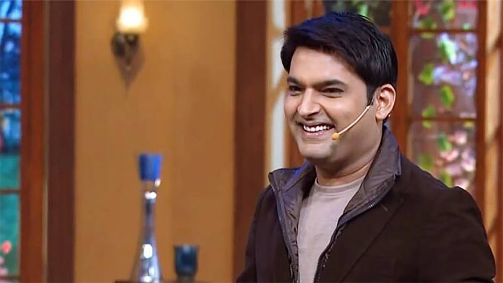 শাহরুখের বাড়িতে রাতের বেলা ঢুকতে গেলেন কেন? শাহরুখ-ভক্ত বলে পরিচিত কপিল বলেন, ‘‘সে সময় আমার তুতো বোন লন্ডন থেকে মুম্বই বেড়াতে এসেছিল। শাহরুখের বাংলোবাড়ি (মন্নত) দেখানোর জন্য পীড়াপীড়িও করছিল। আমি তখন কয়েক পেগ গিলে ছিলাম। তা-ও রাজি হয়ে যাই। বলেছিলাম, ‘ঠিক আছে, কোনও ব্যাপার নয়’। এর পর বোনকে সঙ্গে নিয়ে শাহরুখের বাড়ি দেখাতে বেরিয়ে পড়ি।’’