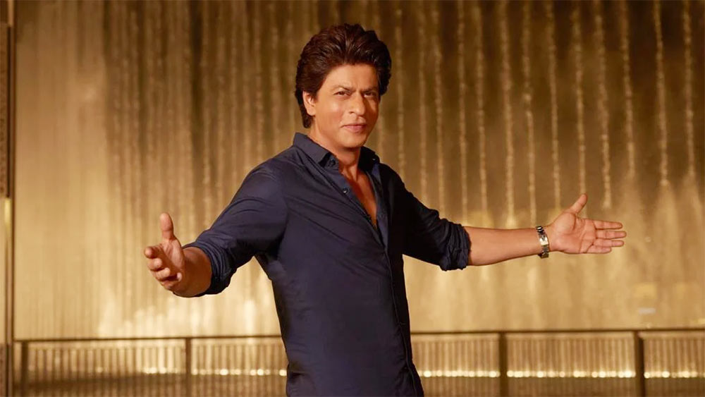 মন্নতে পৌঁছে কপিল দেখেন, শাহরুখের বাংলোর দরজা হাট করে খোলা। তিনি বলেন, ‘‘রাত প্রায় ৩টে। ভিতরে তখন একটা ফিল্মি পার্টি চলছিল। ফলে গেট খোলা ছিল।’’ এর পরই তাঁর সরস মন্তব্য, ‘‘দেখেছেন, আমরা কী ভাবে খ্যাতির অপব্যবহার করি!’’ যাই হোক! কপিল বলে চলেন, ‘‘আমার ড্রাইভারকে বলি, গা়ড়ি নিয়ে সোজা ভিতরে ঢুকে যান। নিরাপত্তারক্ষীরা থাকলেও আমাকে দেখে সরে যান। আমন্ত্রিত ভেবে ভিতরেও ঢুকতে দেন।’’