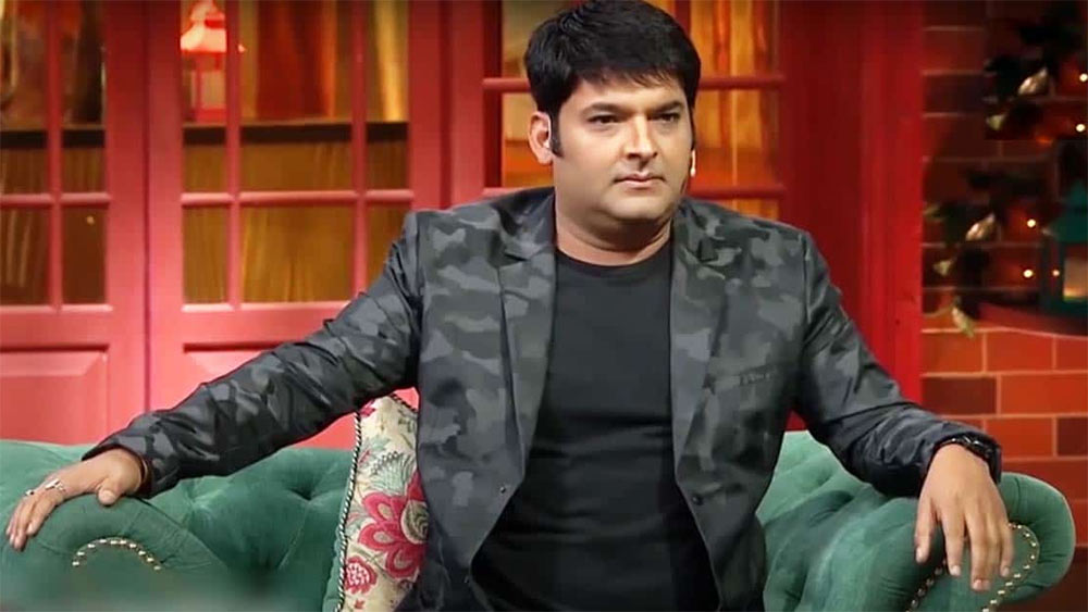 অত রাতে শাহরুখের বাংলোয় ঢোকার পর কপিল বুঝতে পারেন, ভুল করেছেন! ভেবেছিলেন, সেখান থেকে ফিরে যাবেন। তবে তা হয়নি! কপিল বলেন, ‘‘বাংলো থেকে ফিরে আসব আসব করছি, এমন সময় শাহরুখের ম্যানেজার এগিয়ে এসে বলেন, ‘ওহ্‌, আপনি! শাহরুখ স্যর ভিতরে রয়েছেন। আসুন আসুন।’’’ 