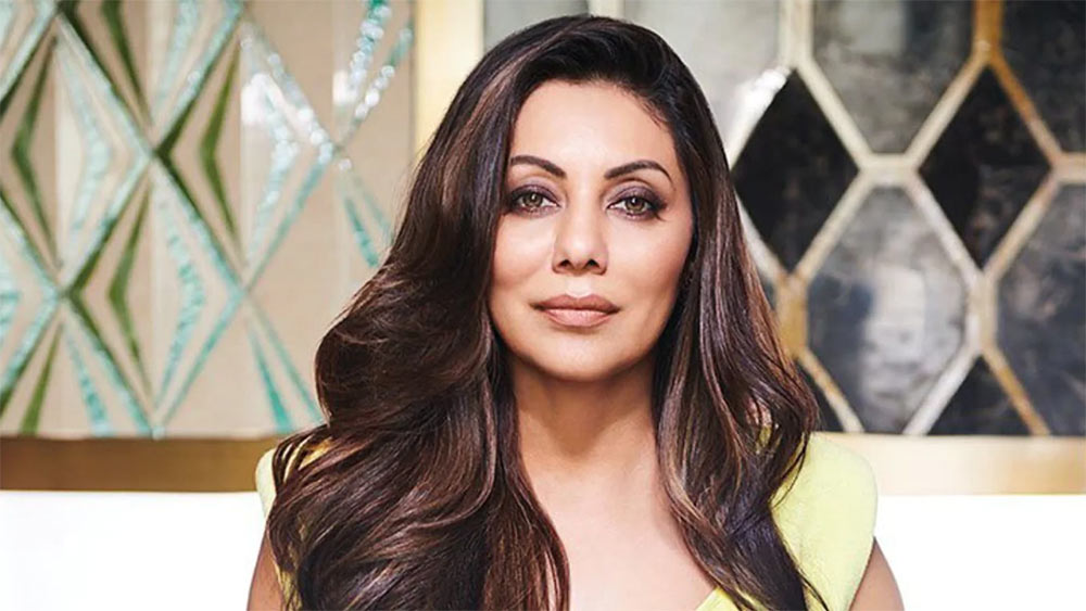 বাংলোর দরজা খুলতেই কপিলকে স্বাগত জানান শাহরুখ-পত্নী গৌরী খান। কপিল বলেন, ‘‘দরজা খুলতেই দেখি নিজের কয়েক জন বন্ধুবান্ধবদের নিয়ে গৌরী খান দাঁড়িয়ে রয়েছেন। তাঁরা ভেবেছিলেন যে শাহরুখ আমাকে ডেকেছেন। গৌরী তো বলেই বসেন, ‘প্লিজ আসুন, শাহরুখ ভিতরে রয়েছেন।’’’ 