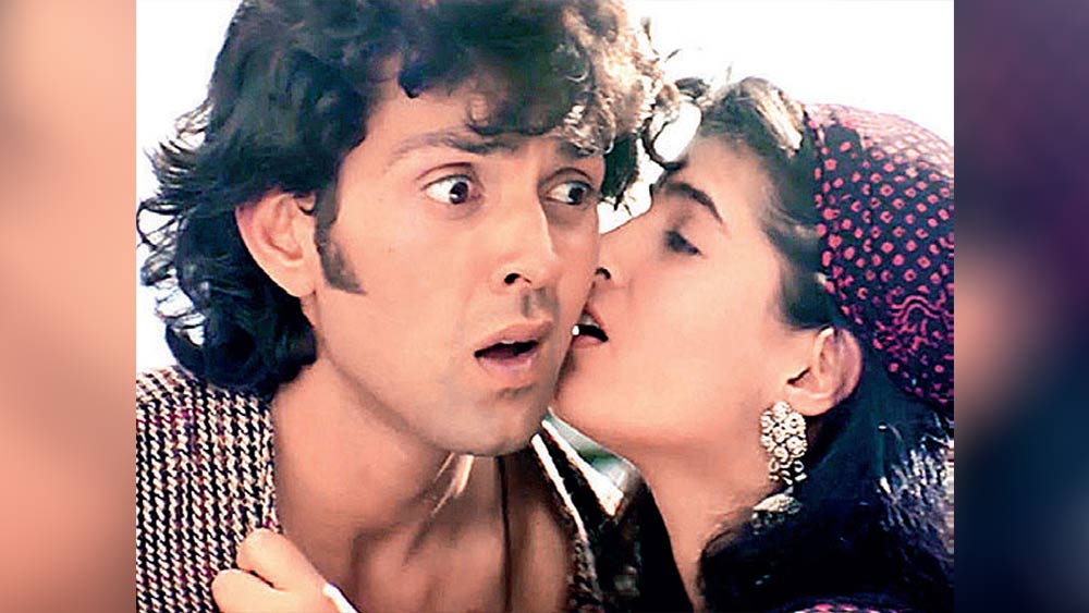 নব্বইয়ের দশকের শেষ দিকে প্রায় খাদের ধারে চলে গিয়েছিল ববির কেরিয়ার। অথচ ওই দশকের মাঝামাঝি বলিপর্দায় অভিষেকেই তুফান তুলেছিলেন তিনি। রাজকুমার সন্তোষীর রোম্যান্টিক-অ্যাকশন ফিল্ম ‘বরসাত’-এ এক রাগী যুবকের স্বপ্নালু প্রেমকাহিনি ফুটিয়ে তুলেছিলেন ববি। রোম্যান্স, অ্যাকশনের পাশাপাশি দক্ষ নাচিয়ে হিসেবেও ববিকে কুর্নিশ করেছিল বলিউড।