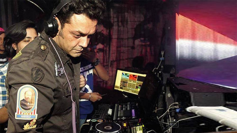 নব্বইয়ের দশকের শেষ দিকে ববির একাধিক ফিল্ম বক্স অফিসে মুখ থুবড়ে পড়ে। এক সময় নিরাশা ঘিরে ধরে তাঁকে। ২০১৬ সালে একটি নাইট ক্লাবে ডিজে-র ভূমিকায় নেমে যথেষ্ট বিতর্কে জড়িয়ে পড়েন ববি। তাঁর কথায়, ‘‘ওই নাইট ক্লাবে এক জন আমন্ত্রণ জানিয়েছিলেন। সেখানে গিয়ে দেখি বিজ্ঞাপন দিয়ে জানানো হয়েছে যে আমি সে রাতের ডিজে। যদিও আমাকে বলা হয়েছিল, বিশেষ কিছুই করতে হবে না।’’