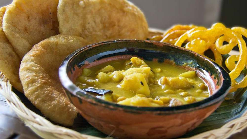 সকাল সকাল এই চত্বরে এসে উপস্থিত হলে জলখাবারটাও সেরে ফেলতে পারেন এখানেই। বিভিন্ন দোকানে মুখরোচক কচুরি-ছোলার ডাল দিয়ে প্রাতরাশ সেরে শুরু করুন অভিযান।
