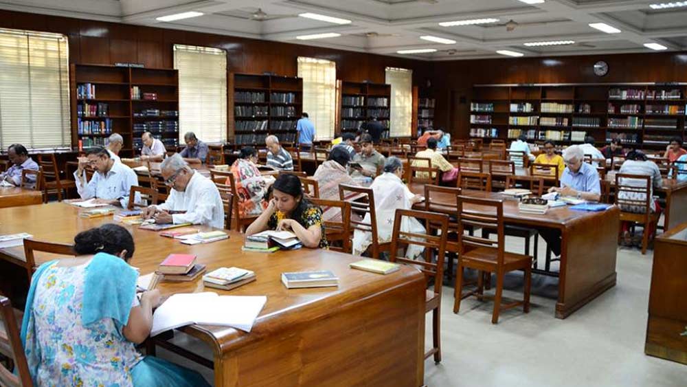 গোলপার্কের মাথায় রয়েছে সুবিশাল একটি গ্রন্থাগার। আন্তর্জাতিক খ্যাতিসম্পন্ন এই লাইব্রেরিতে কিছু ক্ষণ বইপত্রের মাঝখানে সময় কাটিয়ে আসতে পারেন আপনিও।