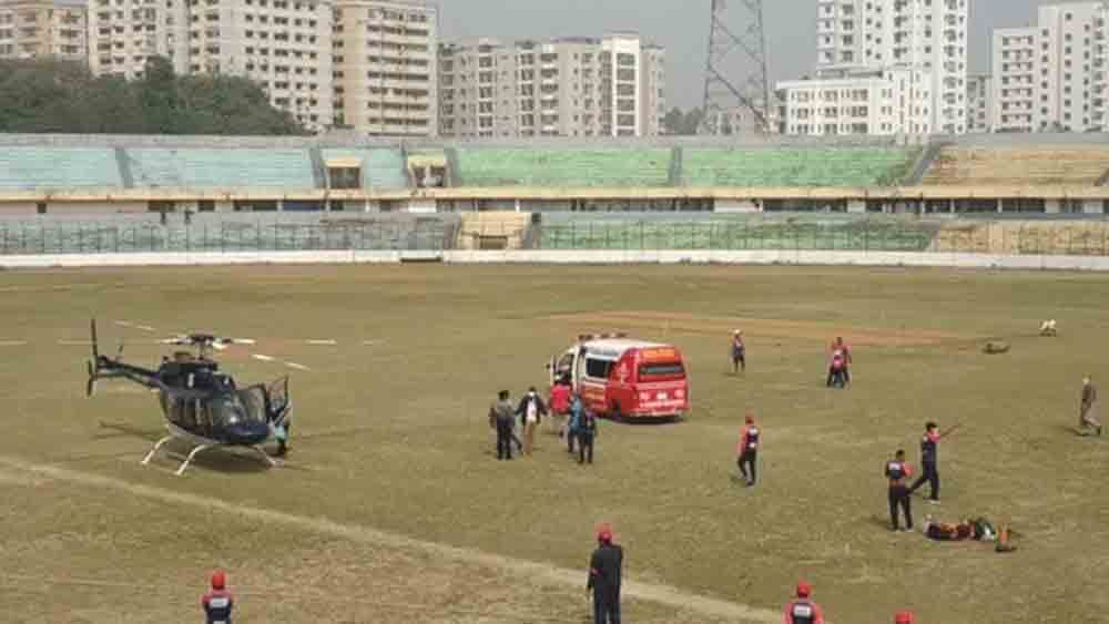 মাঠে নেমে এল হেলিকপ্টার। 