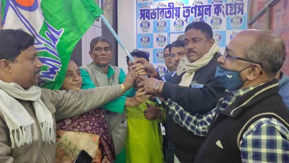 কাউন্সিলরদের হাতে তৃণমূলের পতাকা তুলে দেওয়া হচ্ছে। নিজস্ব চিত্র।