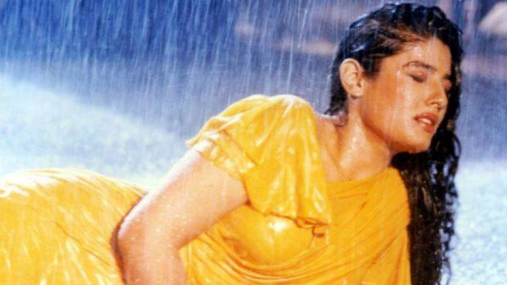 ফিনফিনে হলুদ শিফন শাড়ি। খোলা চুল। বৃষ্টিতে ভিজে একশা হয়ে অনুরাগীদের হৃদ্স্পন্দন বাড়িয়ে তুলেছিলেন নিমেষে। নায়কদের বাড়বাড়ন্তের যুগে শুধুমাত্র রবিনা টন্ডনকে চাক্ষুষ করতে ভিড় উপচে পড়ত প্রেক্ষাগৃহে।