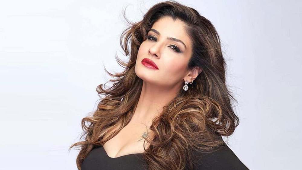 সেই নায়কের সঙ্গে রবিনার রসায়ন পছন্দ হয়েছিল দর্শকের। ছবির সাফল্যের জন্য তাঁদের নিয়ে কাজ করতে চাইতেন নির্মাতারাও। কিন্তু প্রেমিকার জেদাজেদির কাছে নতি স্বীকার করেন নায়ক। তাঁর অনুরোধেই নাকি ছবি থেকে বাদ পড়েন রবিনা।