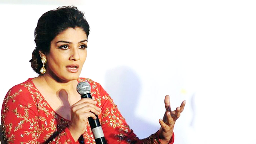 শুধু প্রেমিককেই নয়, অনেক সহকর্মী অভিনেতাকেও রবিনার সঙ্গে কাজ না করার নিদান দিয়েছিলেন সেই অভিনেত্রী।