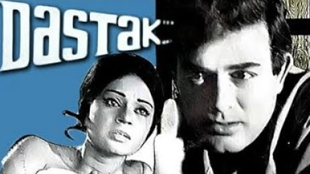 ১৯৭০ সালেই ‘দস্তক’ ছবির মাধ্যমে অভিষেক হয় রেহানা সুলতানের। সাদা-কালো এই ছবির একটি দৃশ্যে তাঁকে দেখা যায় শরীরের ওপর ভাগ সম্পূর্ণ অনাবৃত।  স্তন ছিল হাত দিয়ে ঢাকা।  