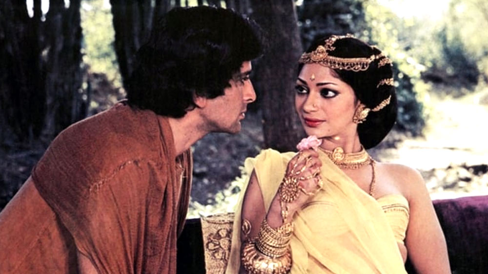  ওই বছরই আমেরিকার কলোম্বিয়া পিকচার্সের প্রযোজনায় মুক্তি পায় কনরাড রুকসের ইংরেজি ছবি ‘সিদ্ধার্থ’। এই ছবির অভিনেতা এবং কলাকুশলীরা বেশির ভাগই ছিলেন ভারতীয়। শশী কপূর এবং সিমি গারেওয়াল অভিনীত এই ছবিতে সিমি ছিলেন সম্পূর্ণ নগ্ন, যেখানে শশী কপূর তাঁকে পুজো করছিলেন।