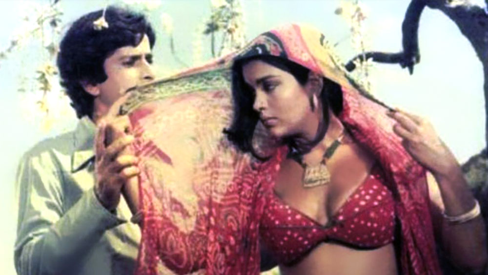 এই ছবিতেই একটি দৃশ্য ছিল জিনত আমনের পোশাক পরিবর্তনের। যেখানে তাঁর শরীরের ঊর্ধাংশ ছিল অনাবৃত, যেখানে পাশ থেকে তাঁর স্তন সম্পূর্ণ প্রকাশিত হয়।