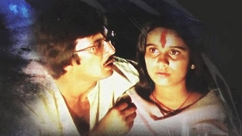 ১৯৮০ সালে মুক্তি পাওয়া ‘গহরাই’ ছবিতে পদ্মিনী কোহ্‌লাপুরের একটি নগ্ন দৃশ্য ছিল। ধর্মীয় আচার পালন করার ওই দৃশ্যে তাঁকে পিছন দিক থেকে সম্পূর্ণ নগ্ন অবস্থায় দেখা যায়। পিঠ খোলা চুলে ঢাকা থাকলেও তাঁর নিতম্ব ছিল অনাবৃত।