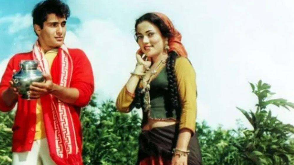 রাজ কপূরের ‘রাম তেরি গঙ্গা ময়লি’ ছবি সেই সময়ের হিট ছবি। ১৯৮৫ সালে মুক্তি পাওয়া ছবিটি পাঁচটি ফিল্মফেয়ার পুরস্কার জিতে নেয়। কিন্তু এই ছবিতে মন্দাকিনীর দু’টি দৃশ্য সেই সময় বেশ বিতর্কের সৃষ্টি করে। যার মধ্যে ‘তুঝে বুলায়েঁ ইয়ে মেরি বাহেঁ’ গানটিতে ভেজা শরীরে সাদা শাড়ি পরে মন্দাকিনীর নাচের দৃশ্য নজর কেড়েছিল। সাদা শাড়িতে তাঁর বক্ষ স্পষ্ট ভাবে বোঝা যায়, সঙ্গে ছিল লাস্যময়ী নাচ।  