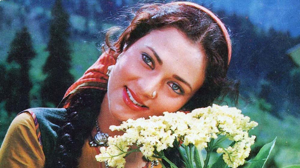 ‘রাম তেরি গঙ্গা ময়লি’-র অপর একটি দৃশ্যে মন্দাকিনী সন্তানকে স্তন্যপান করাচ্ছিলেন। ভারতে এই ছবিতেই প্রথম কোনও মহিলার স্তনবৃন্ত উন্মুক্ত অবস্থায় দেখানো হয়। অদ্ভুত ভাবে ছবিটি বিশেষ পরিবর্তন ছাড়াই ‘সেন্সর বোর্ড’-এর ‘ইউ’ সার্টিফিকেট নিয়ে মুক্তি পায়। যদিও পরে তা পরিবর্তন করে ‘ইউ/এ’ করা হয়।  